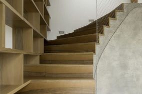 Prag, Rounded-Loft-by-A1Architects_6_ Kabelnetten als valbeveiliging trappen_ Carl Stahl